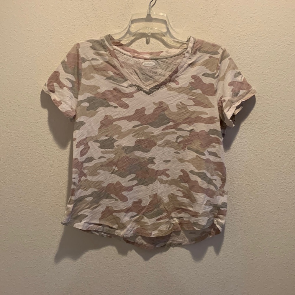 Old Navy Cute little Camo themed summer tee. Mauve, green white&tan. Size M.